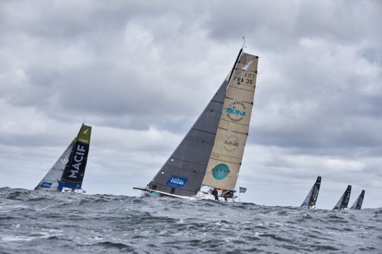 Figaro 3 d'Adrien Hardy avec sa grand-voile All Purpose partiellement en fibres de lin