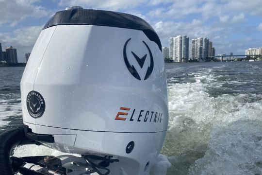 Moteur hors-bord électrique 180 CV de Vision Marine Technologies