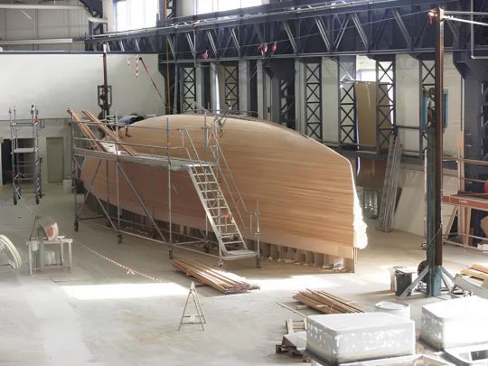 A l'aise sur des unités plus grandes, le chantier peut pousser les murs. Ici, la préforme d'un mono 60 pieds pour le chantier naval de Bordeaux.