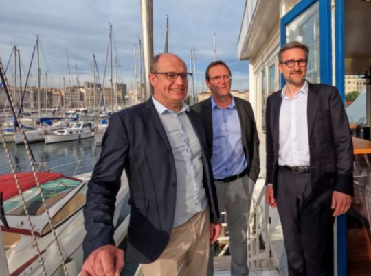 De gauche à droite, Vincent Seguin : Président, François Sébilo : Directeur Général, et Fabrice Ghozlan : Directeur Commerce et Développement, le 5 mai 2025 au restaurant La Nautique à Marseille, lors de la célébration des 80 ans de MAURIC.
