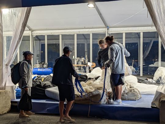 Les équipages amènent les voiles endommagées ©Maxime Leriche