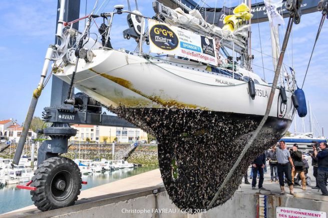 Read the article La coque de Tapio Lehtinen à l'arrivée de son tour du monde à la voile (Golden Globe Race)