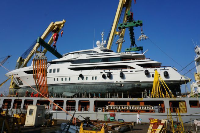 Read the article Chargement d'un yacht sur un cargo