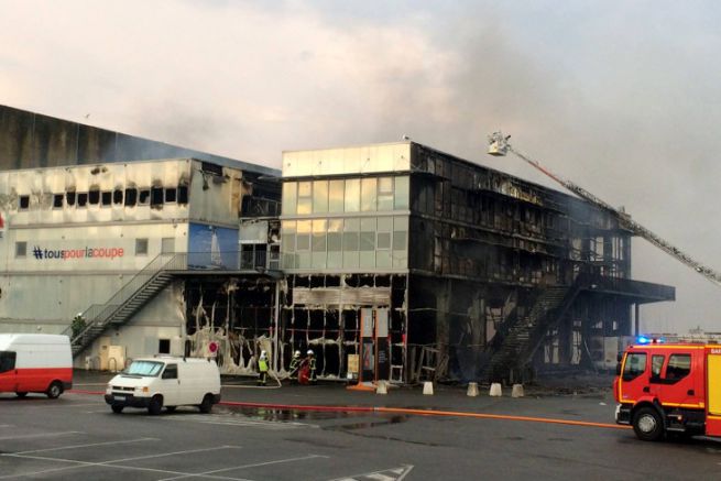 The Challenges building in Lorient, ravaged by the flames