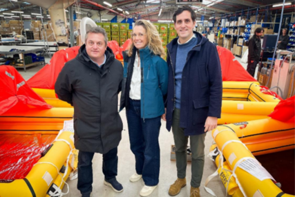 Antoine Perrin, M�lanie Kergu�nou and Christophe de Robien