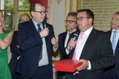 Gilles Wagner, President of Privilège Marine receives the Etienne Marcel Award from Antoine Boulay of Bpifrance