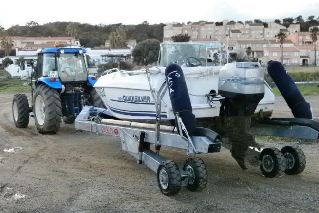 Quicklev trailer from Nautipark behind an agricultural tractor