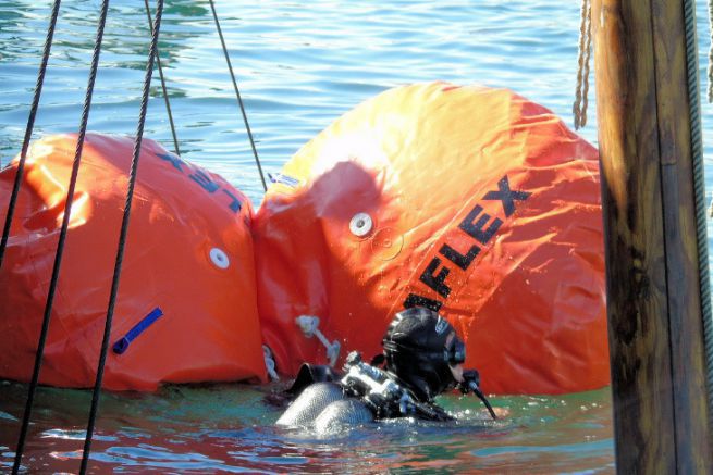 Wreck refloating operation with buoyancy parachutes