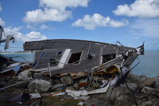 Sailing ship ripped open in Saint-Martin after the passage of cyclones