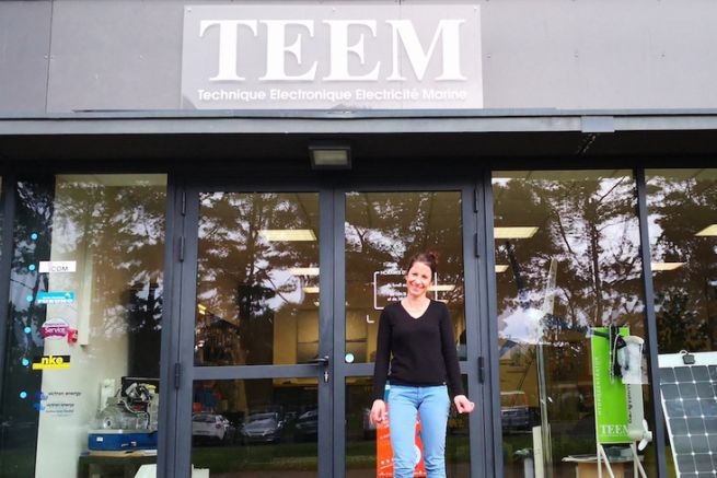 Carole Biarnes in front of the Teem agency in Lorient