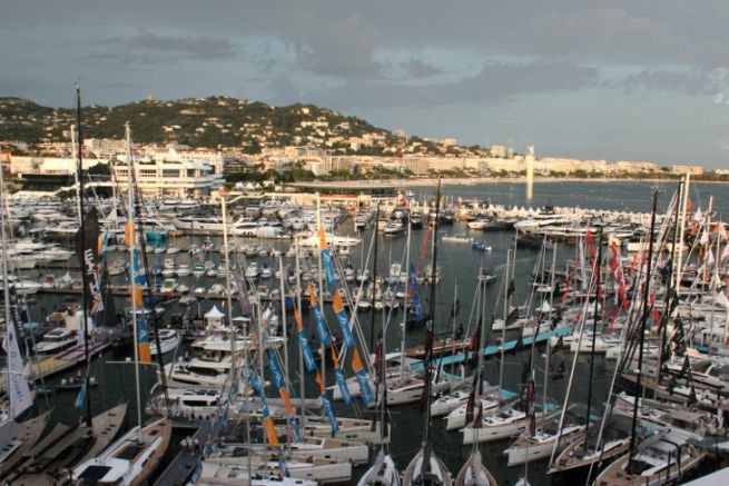 Helping yachting and boat shows in the face of the storm... (View of the Cannes Yachting Festival)