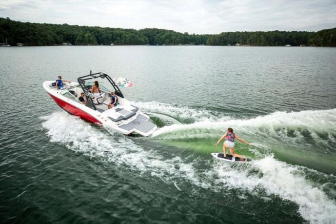 Motorboat equipped with the Mercruiser Bravo Four S base for water sports