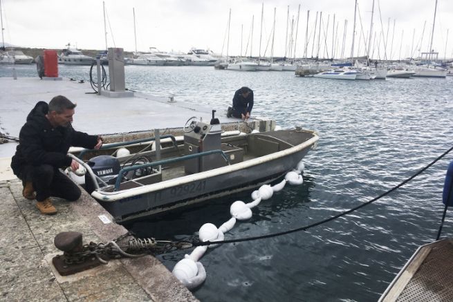 Tests of Coiffeurs Justes' anti-pollution booms in Cavalaire sur Mer in February 2020