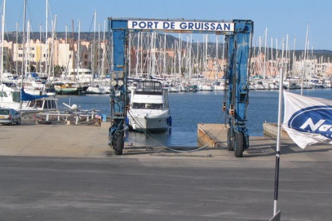 Handling in the technical area of the Gruissan marina