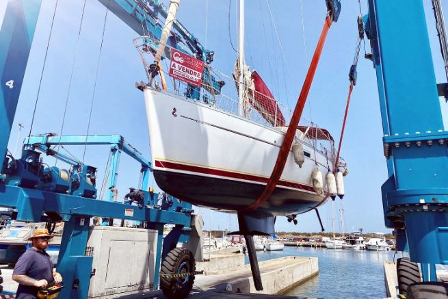 Launching of a second hand sailboat sold by Cap Ocean