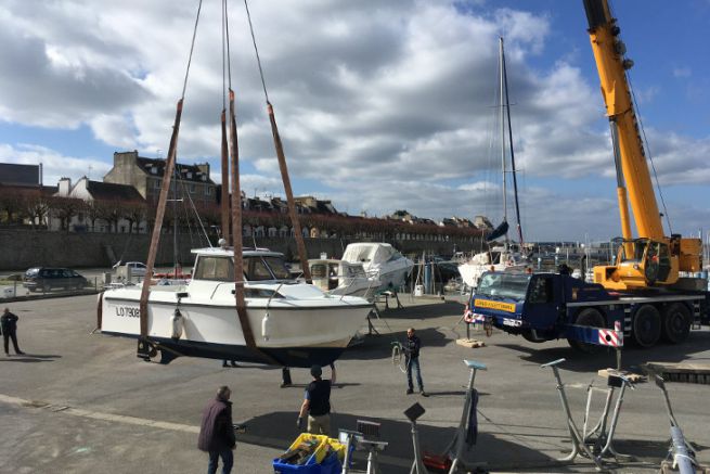 Boat handling in a Sellor marina