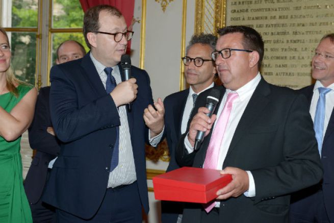Gilles Wagner, President of Privilge Marine receives the Etienne Marcel Award from Antoine Boulay of Bpifrance