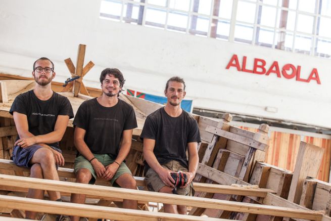 The first 3 naval carpenters graduated by Albaola